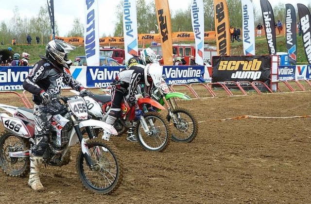 W Rosówku pod Szczecinem odbywają się Mistrzostwa Strefy Polski Zachodniej w Motocrossie. W wyścigach co 15-20 minut startuje 160 uczestników.