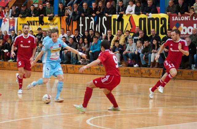 Halowi piłkarze przegrali z Wisłą Kraków półfinałową rywalizację play-off do trzech zwycięstw 0:3.