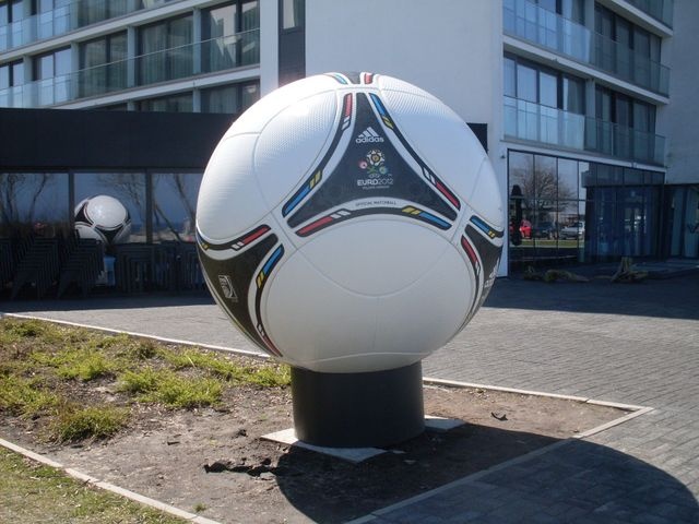 Nietypowy pomnik pojawił się przy Hotelu Marine w Kołobrzegu. Jest to piłka przypominająca pobyt duńskich zawodników w tym hotelu podczas Mistrzostw Europy w Piłce Nożnej Euro 2012.