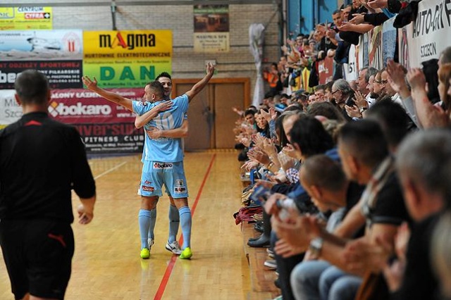 Halowi piłkarze Pogoni 04 Szczecin zremisowali na wyjeździe z Gattą Zduńska Wola 2:2 w pierwszym meczu o 3. miejsce w rozgrywkach o mistrzostwo Polski.