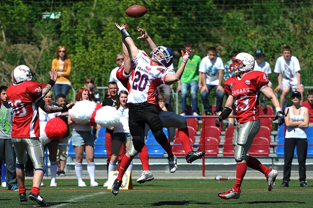 Cougars Szczecin wygrali w sobotę z beniaminkiem rozgrywek Bydgoszcz Raiders 30:0 w grupie północnej drugiej ligi Polskiej Ligi Futbolu Amerykańskiego.