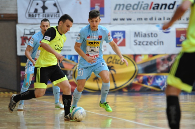 Halowi piłkarze Pogoni 04 Szczecin nie zdobyli brązowego medalu mistrzostw Polski. Podopieczni trenera Gerarda Juszczaka po remisie w Zduńskiej Woli 2:2, w rewanżowym meczu o 3. miejsce w ekstraklasie futsalu przegrali w sobotę we własnej hali z Gattą 0:2.