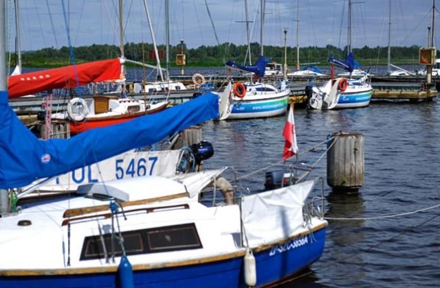 Podniesieniem bandery i tzw. wybiciem szklanek, czyli uderzeniem w dzwon, żeglarze rozpoczęli sezon 2013 w 4 szczecińskich marinach.