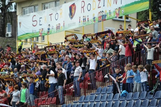 Kibice Pogoni Szczecin jednoczą się przed najważniejszymi meczami o utrzymanie w ekstraklasie. Na cztery spotkania przed zakończeniem sezonu Portowcy mają zaledwie trzy punkty przewagi nad strefą spadkową. Fani piłkarzy rozpoczęli więc akcję Cała Pogoń zawsze razem.