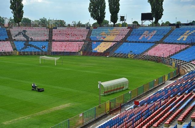 Kibice Pogoni Szczecin rozdają krzesełka. Stowarzyszenie Portowcy dostało od miasta tysiąc starych siedzisk ze stadionu przy ul. Twardowskiego. Teraz każdy może zabrać je na pamiątkę. Wystarczy przyjść na mecz.