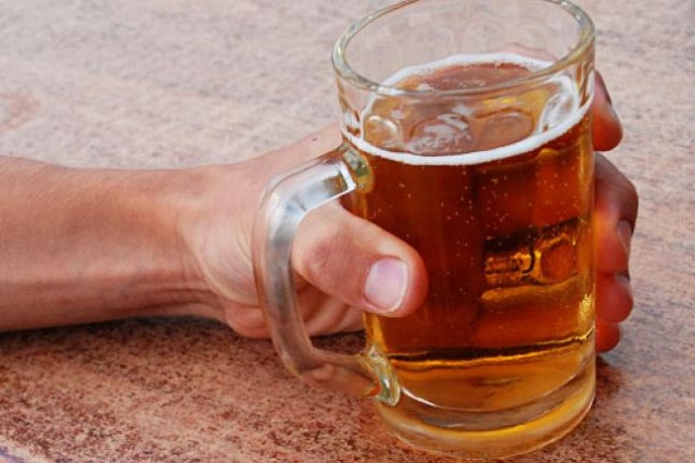 Złagodzenia przepisów ustawy o wychowaniu w trzeźwości i przeciwdziałaniu alkoholizmowi chce parlamentarny klub Platformy Obywatelskiej - donosi Polska Agencja Prasowa.