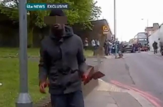 Londyńscy policjanci pojechali na miejsce zabójstwa żołnierza, zamordowanego przez dwóch islamistów, nieuzbrojeni. Interwencja rozpoczęła się dopiero wtedy, kiedy dotarły posiłki z bronią - informują brytyjskie media. Do tragedii doszło w środę.
