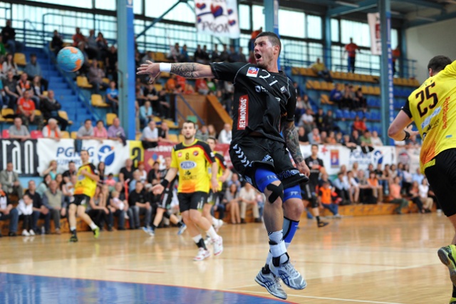 Piłkarze ręczni Pogoni Gaz-System Szczecin wygrali z Piotrkowianinem Piotrków Trybunalski 41:32 (19:16).