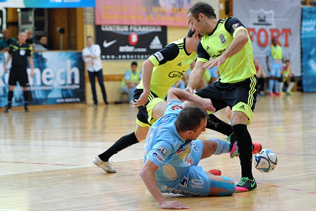 Piłkarze Pogoni 04 Szczecin awansowali do finału Pucharu Polski w futsalu. Podopieczni trenera Gerarda Juszczaka w sobotę w półfinałowym meczu pokonali we własnej hali Gattę Zduńska Wola 5:4.