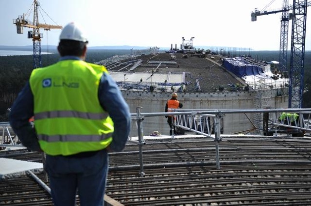 Robotnicy kończą betonować kopułę drugiego gazowego zbiornika terminalu LNG w Świnoujściu. Pierwszy jest już gotowy.