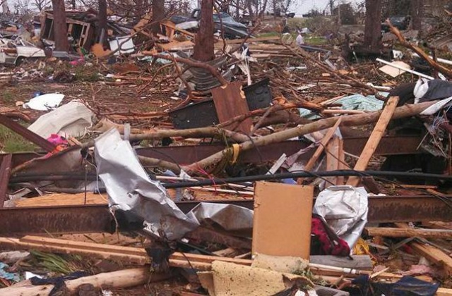 Środkowe stany USA znów zmagają się z tornadami. Według najnowszych informacji wskutek niszczycielskiej działalności żywiołu nie żyje pięć osób a kilkanaście tysięcy pozbawionych jest energii elektrycznej.