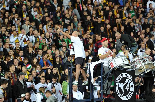 Młode Wilki wracają na stadion przy Twardowskiego. To grupa kibiców odpowiedzialna za oprawę meczów Pogoni Szczecin. Powrót jest możliwy dzięki porozumieniu z oficjalnym stowarzyszeniem fanów Portowcy.