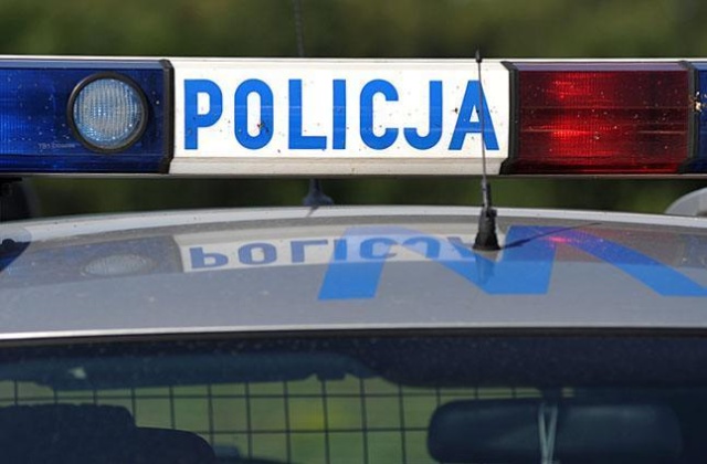 Autokar turystyczny przewożący dzieci zjechał z pasa ruchu i zawisł na dwumetrowej skarpie.