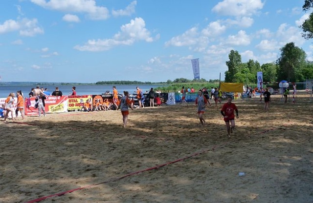 W Dąbiu trwają Młodzieżowe Mistrzostwa Polski w piłce ręcznej plażowej. W zawodach bierze udział 46 drużyn z całego kraju.