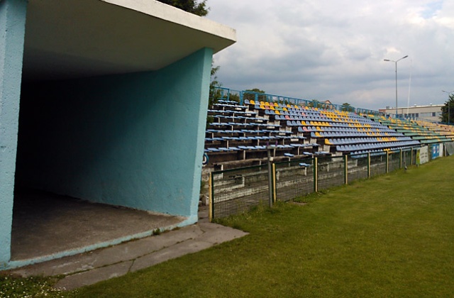 Awans piłkarzy Błękitnych Stargard do II ligi przyspieszył prace, związane z modernizacją stadionu przy ul. Ceglanej.