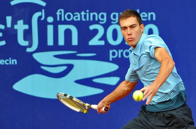 Jerzy Janowicz i Łukasz Kubot wygrali w poniedziałek swoje mecze w 18 finału wielkoszlemowego turnieju tenisowego w Londynie.