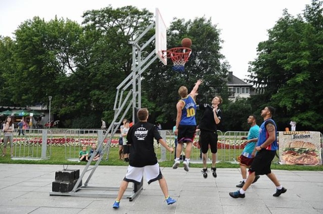 To hasło pięciu turniejów koszykówki ulicznej Gryf Basket Cup. Po zmaganiach w Szczecinie, w niedzielę miłośnicy koszykówki spotkają się w Policach.