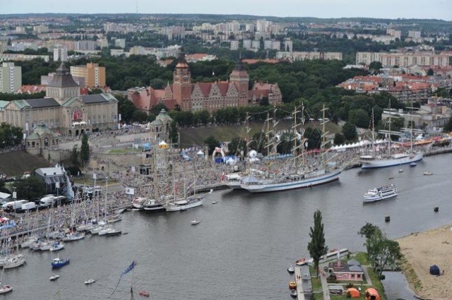 Nietypowe zawody na szczecińskiej Łasztowni. W poniedziałek zakończył się tam turniej mega piłkarzyków. To niecodzienna odmiana popularnej gry barowej, w której uczestnicy sterują plastikowymi figurkami. Jednak w tym przypadku - zamiast piłkarzyków - do specjalnych rurek byli przywiązani członkowie załóg jachtów i żaglowców, które przypłynęły na finał regat The Tall Ships Races.