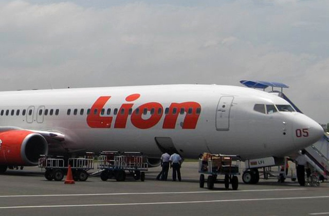 Samolot tanich indonezyjskich linii lotniczych Lion Air zderzył się z krową. Do wypadku doszło podczas lądowania na północy Indonezji. Maszyna ze 110 pasażerami na pokładzie zatrzymała się poza pasem startowym.