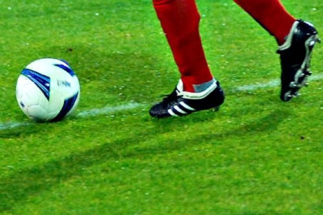 Decyzję o zamknięciu drugiej trybuny na stadionie w Poznaniu w czasie niedzielnego meczu Lecha z Koroną Kielce wydał wojewoda wielkopolski - informuje TVN24.