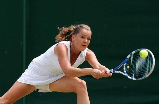 Agnieszka Radwańska przegrała z Sereną Williams w półfinale tenisowego turnieju w Toronto. Amerykańska tenisistka pokonała Polkę 7:6 i 6:4.