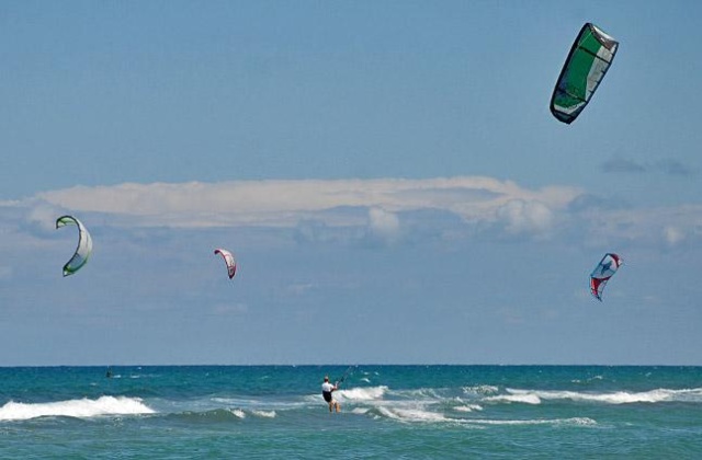 W piątek slalom, w sobotę freestyle - w Międzyzdrojach trwa Summer Kite Festival.