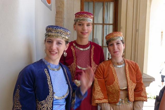 Niemieccy kataryniarze, artysta z Grecji, ukraińskie pieśni i orientalne tancerki - w weekend na dziedzińcu Zamku Książąt Pomorskich w Szczecinie odbył się festiwal Spotkanie Kultur.