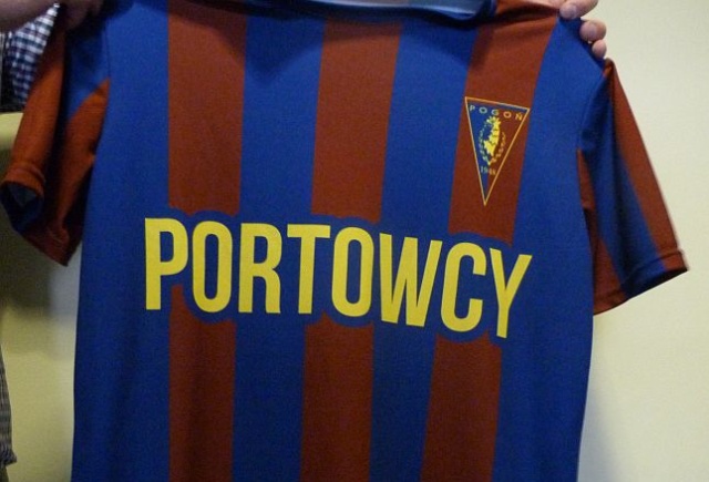 W tradycyjnych granatowo-bordowych trykotach w pasy wystąpią kibicie Pogoni Szczecin w meczu z Lechem Poznań.