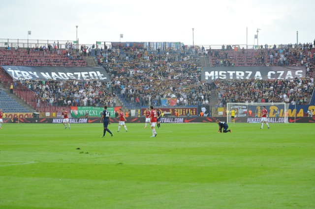 Piłkarze Pogoni Szczecin nadal bez zwycięstwa na swoim stadionie w ekstraklasie. Portowcy zremisowali w sobotę z Wisłą Kraków 0:0.