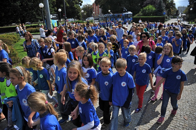 300 uczniów zbierało nuty na placu Grunwaldzkim w Szczecinie. Utwór z zebranych nut zagrała International Lutosławski Youth Orchestra.