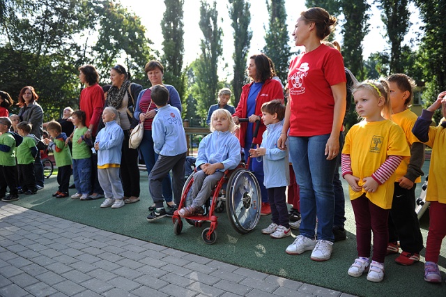 W drugiej Przedszkolnej Mini Paraolimpiadzie w Szczecinie wspólnie ćwiczyły dzieci z przedszkola Źródełko wraz z niepełnosprawnymi rówieśnikami z przedszkola specjalnego - Chatka Puchatka.