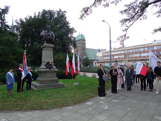 Kilkadziesiąt osób przyszło pod pomnik Kornela Ujejskiego - polskiego poety romantycznego - by uświetnić jego 190. rocznicę urodzin.