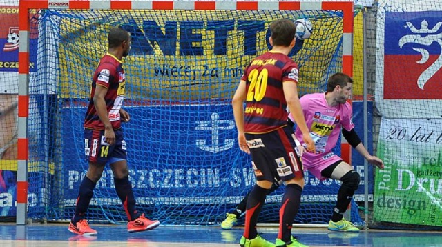 Bez Brazylijczyków, ale za to z Ukraińcami halowi piłkarze Pogoni 04 rozpoczynają rozgrywki o mistrzostwo Polski. Szczecinianie w inauguracyjnym meczu ekstraklasy futsalu zmierzą się w czwartek na Górnym Śląsku z GKS-em Tychy.