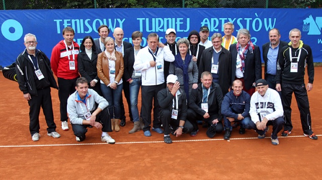Aktorzy: Karol Strasburger, Tomasz Stockinger czy Jan Englert oraz satyryk Marcin Daniec - to tylko niektórzy ze znanych, których będzie można zobaczyć na kortach przy Wojska Polskiego w Szczecinie. W piątek wystartował tam tenisowy Turniej Artystów Netto Cup.