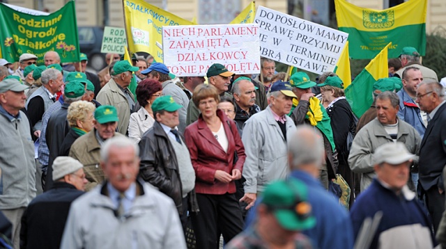 Działkowcy na ulicach Szczecina. Boją się o przyszłość swoich ogrodów [ZDJĘCIA, WIDEO]