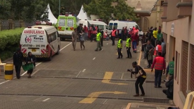 Siły specjalne rozpoczęły szturm na centrum handlowe w stolicy Kenii - Nairobi. Żołnierze, aby dostać się do opanowanego przez terrorystów centrum handlowego, wysadzili dach budynku.
