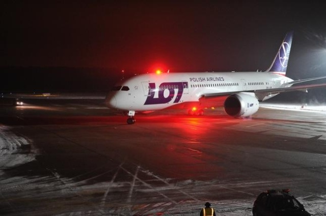 Samolot lecący z Toronto do Warszawy musiał lądować na Islandii, bo Norwegia nie wydała mu zgody na przelot nad swoim terytorium - informuje TVN24.