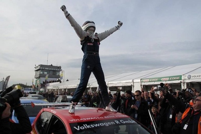 Szczecinianin Jakub Litwin drugi w klasyfikacji generalnej Volkswagen Castrol Cup. Miejsce na podium wywalczył w weekend na Torze Poznań, ale jadący z logo Radia Szczecin kierowca nie miał łatwego zadania.