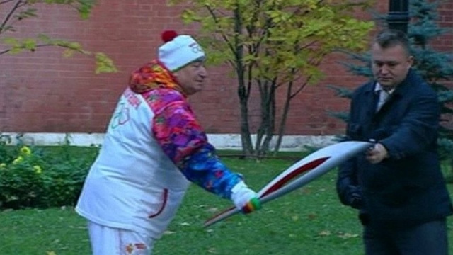 Zgasł olimpijski ogień. Odpalił pochodnię zapalniczką [WIDEO]