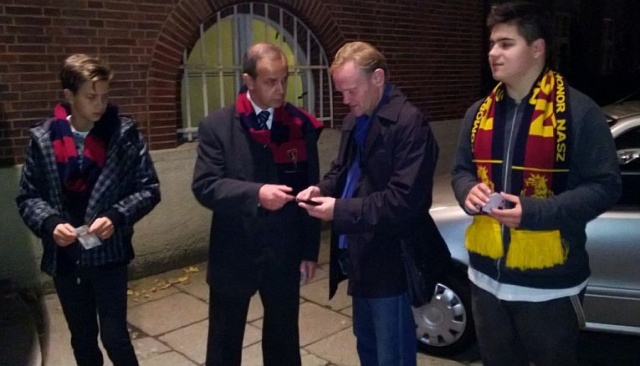 Kibice Pogoni zapraszają wielbicieli teatru na piłkarskie mecze. Widzom, którzy wybrali się w sobotę na premierę sztuki Szkoda, że nie jest nierządnicą w Teatrze Polskim w Szczecinie elegancko ubrani fani piłki nożnej wręczali ulotkę informującą o najbliższych meczach Dumy Pomorza.