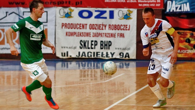 Halowi piłkarze Pogoni 04 chcą w poniedziałek pod Wawelem zabrać punkty mistrzowi kraju w ekstraklasie futsalu.