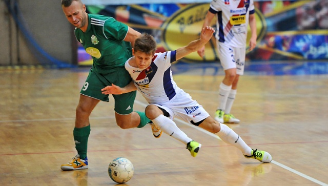 Halowi piłkarze Pogoni 04 nie zawiedli kibiców i zdobyli komplet punktów w ekstraklasie futsalu. Szczecinianie wygrali w piątek we własnej hali z Remedium Pyskowice 3:1.
