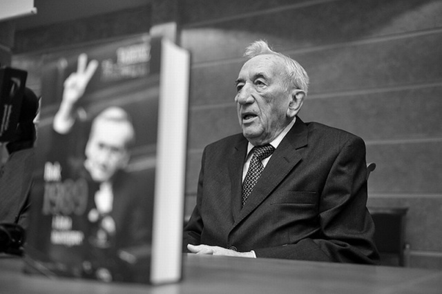Pierwszy premier III RP zmarł w poniedziałek rano w Warszawie. Miał 86 lat.