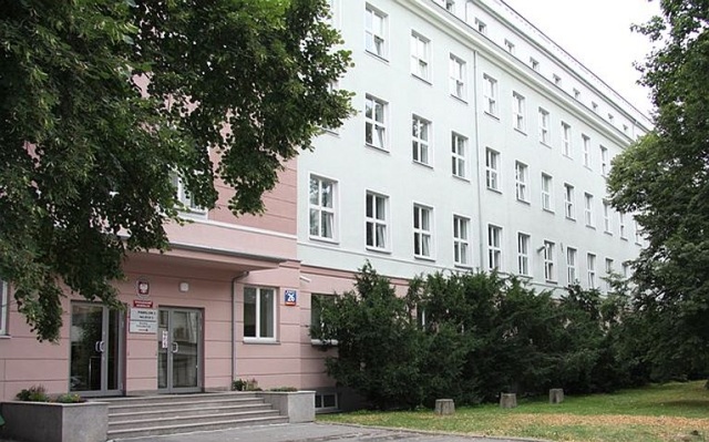 Po przeprowadzce do gmachu przy ul. Rakowieckiej w Warszawie Prokurator Generalny Andrzej Seremet nadal opłaca czynsz opuszczonego budynku Szkoły Głównej Gospodarstwa Wiejskiego - ustalił dziennik.pl.