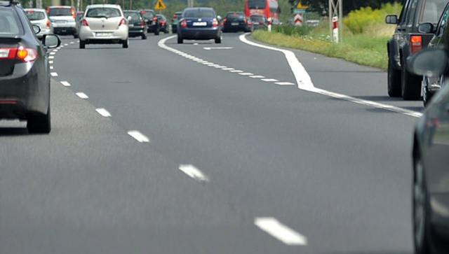 Komisja Europejska zdecydowanie zaprzeczyła doniesieniom niemieckich mediów, jakoby unijny komisarz ds. transportu uznał za dopuszczalne wprowadzenie opłat za korzystanie z niemieckich autostrad dla kierowców samochodów osobowych z zagranicy.
