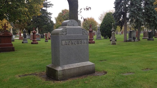 Swoich bliskich na cmentarzach za oceanem odwiedza dziś również amerykańska Polonia.
