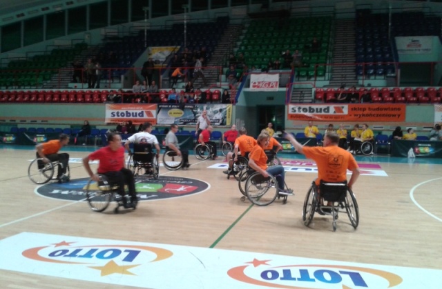 Charytatywny mecz między sportowcami na wózkach inwalidzkich a samorządowcami, miejscowymi przedsiębiorcami i koszykarzami kołobrzeskiej Kotwicy zakończył coroczny turniej turniej koszykarski osób niepełnosprawnych STOBUDCUP.
