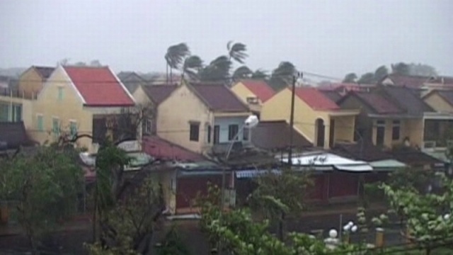 Ponad 10 tysięcy osób zabił tajfun Haiyan, który spustoszył Filipiny. 4,5 miliona mieszkańców jest poszkodowanych, a 2 tysiące osób zaginęło - to najnowsze dane przekazane przez filipińskie władze.