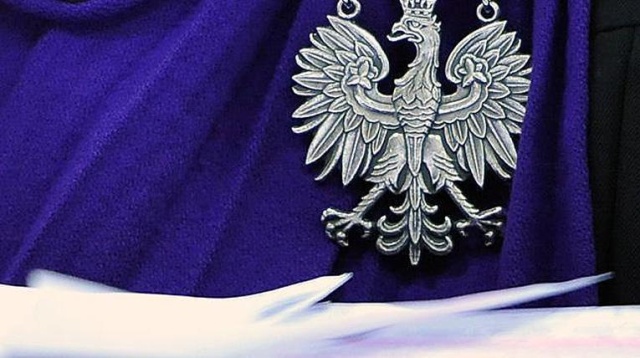 Zapadły pierwsze wyroki po zajściach, do jakich doszło na ulicach Warszawy 11 listopada podczas Marszu Niepodległości. We wtorek skazane zostały dwie osoby - jedną ukarano grzywną, drugą - ograniczeniem wolności.