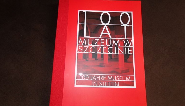 Gmach Muzeum Narodowego przy Wałach Chrobrego na stulecie istnienia dostał monografię.